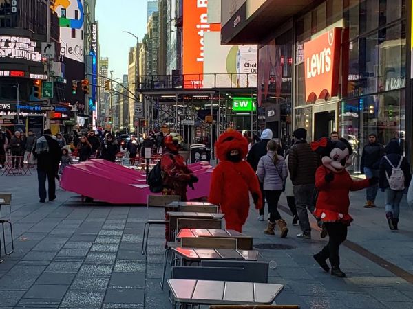 canjam_nyc_2020-02-Times_square-Elmos